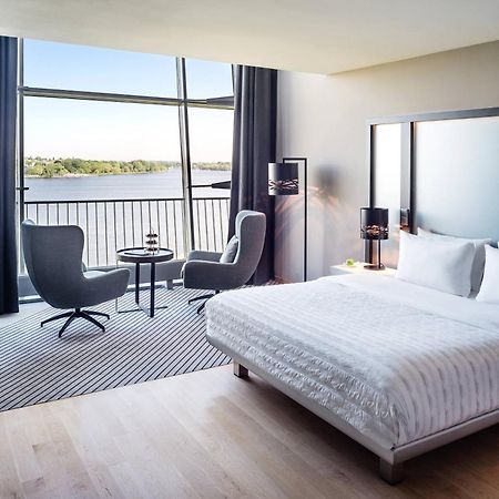 Le Meridien Hamburg Exterior foto A guest room at the Westin Riverfront