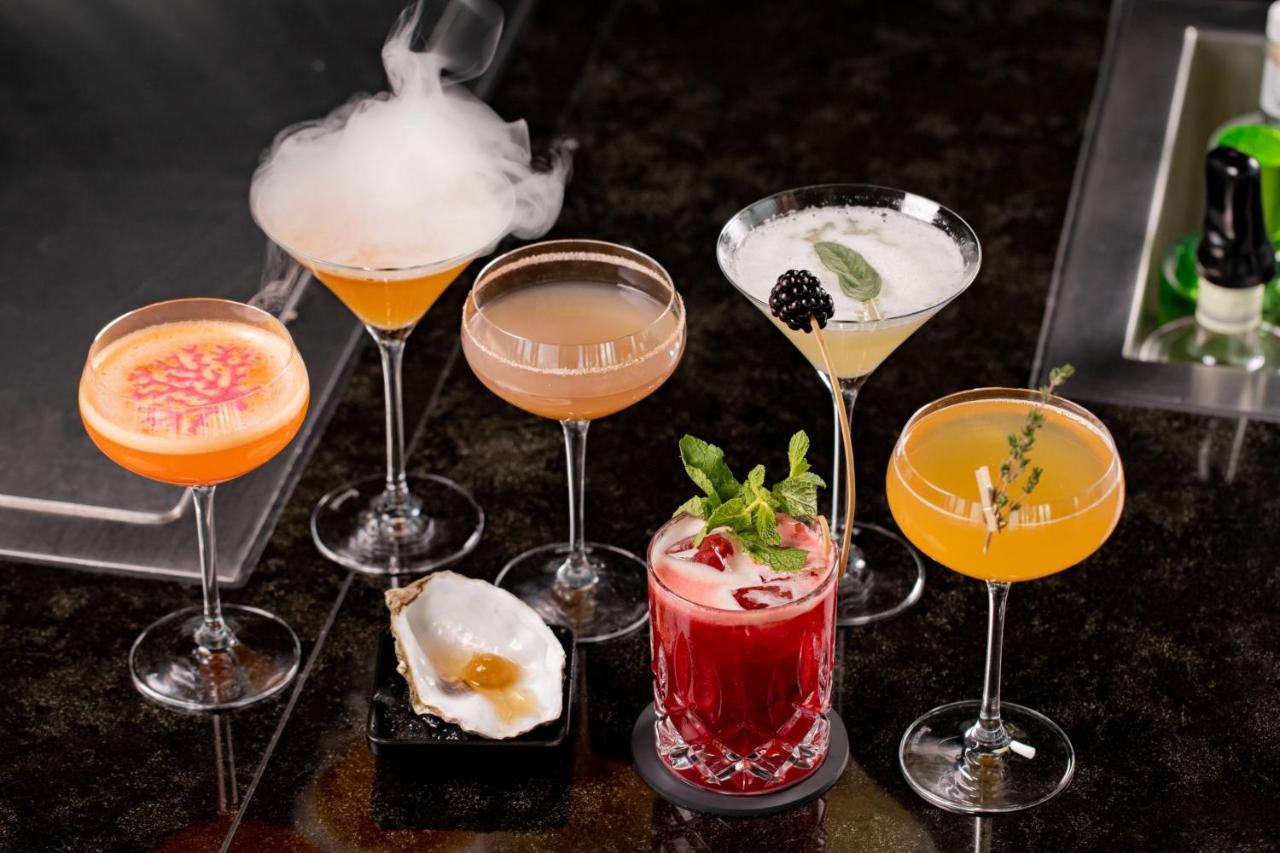Le Meridien Hamburg Exterior foto A selection of cocktails