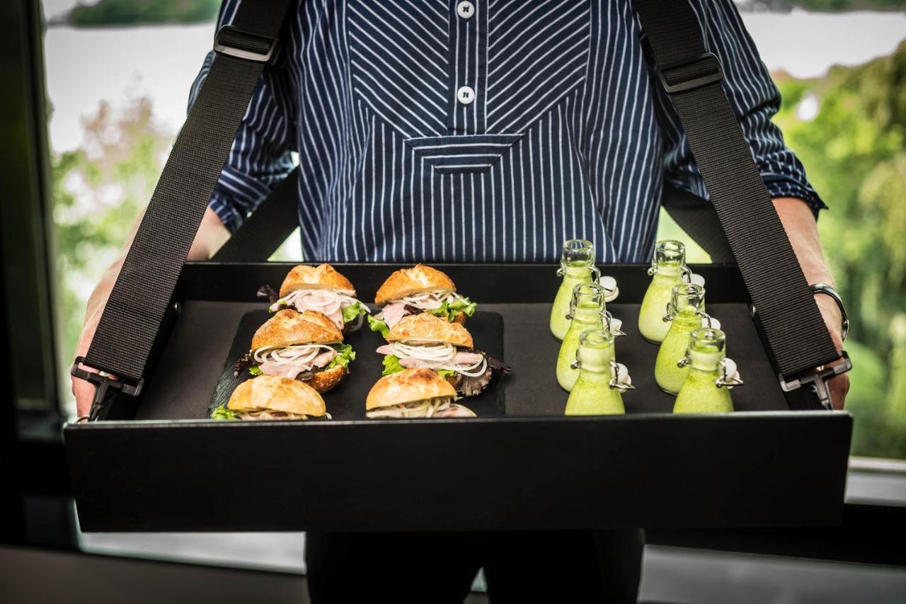 Le Meridien Hamburg Exterior foto A waiter holding a tray of food
