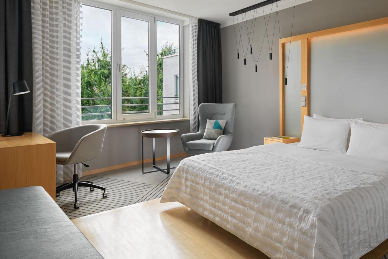 Le Meridien Hamburg Exterior foto A guest room at the Sheraton Berlin