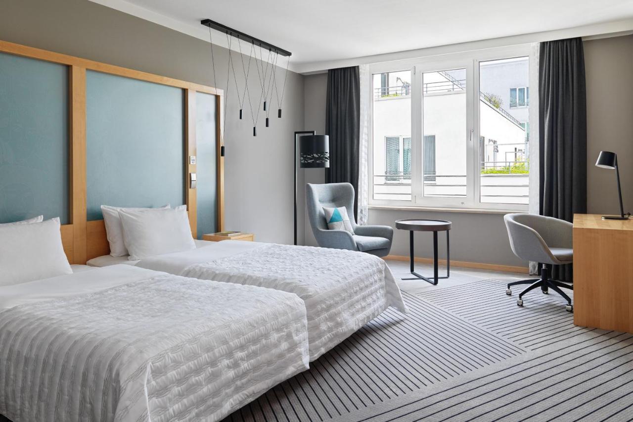 Le Meridien Hamburg Exterior foto A room at the hotel