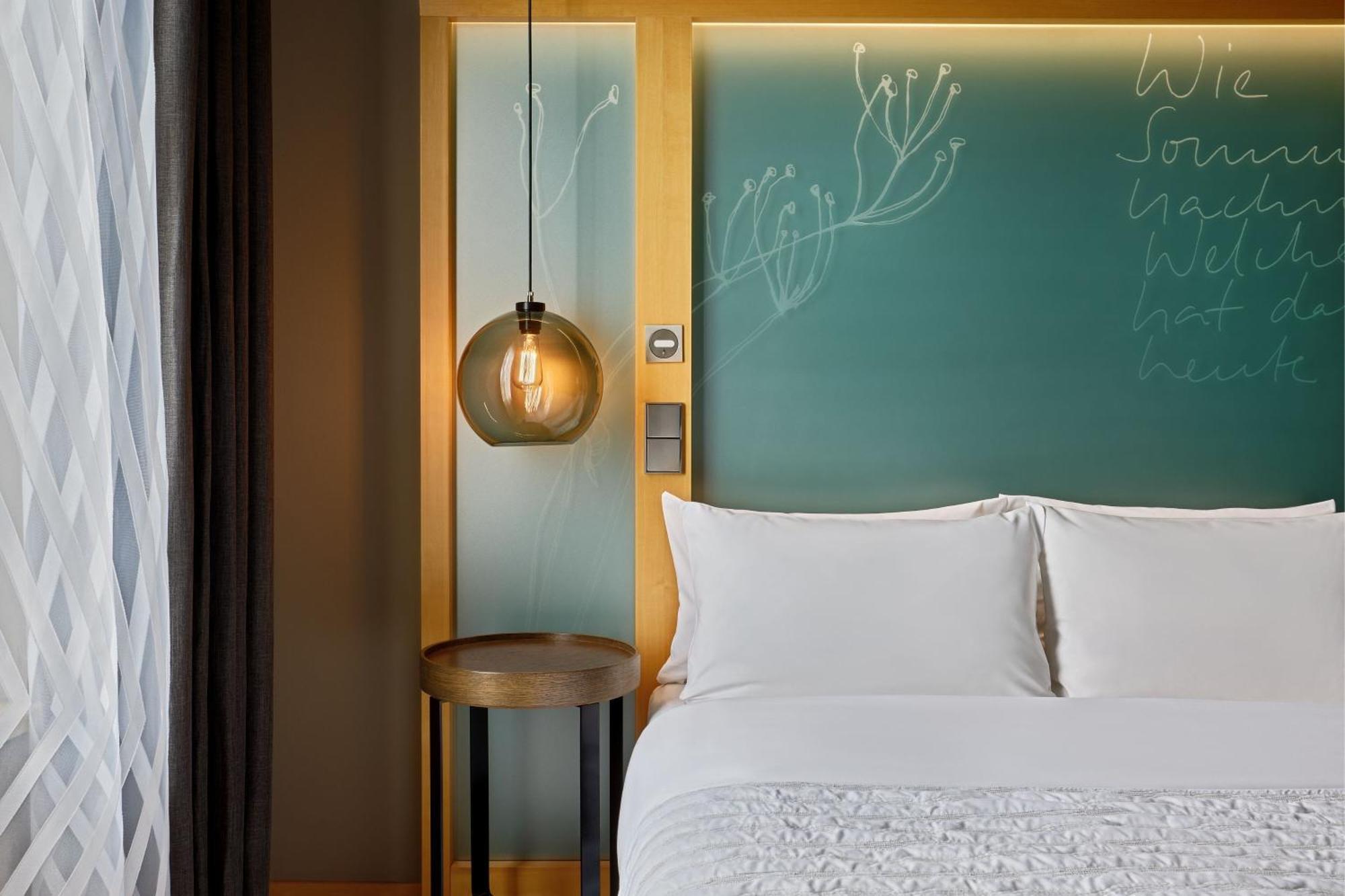 Le Meridien Hamburg Exterior foto A room at the hotel