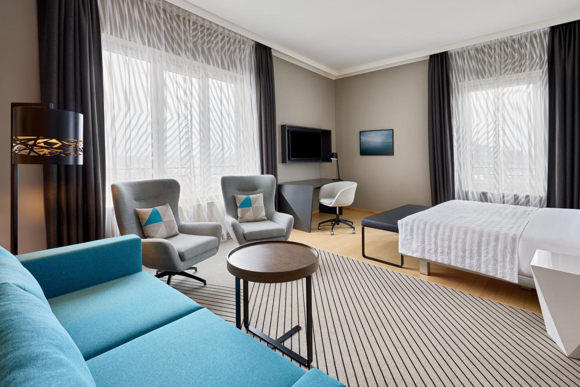 Le Meridien Hamburg Exterior foto A room at the hotel