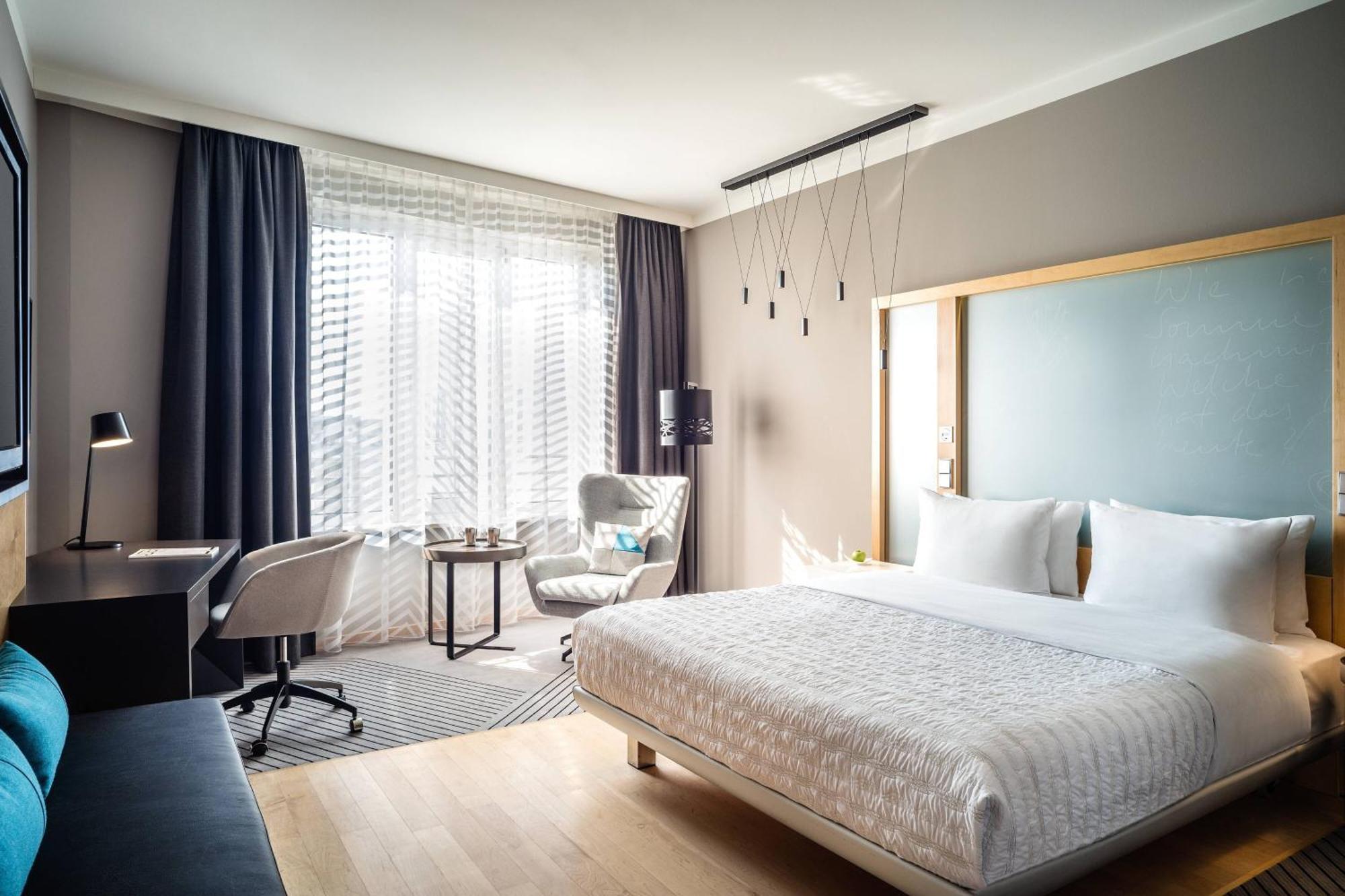 Le Meridien Hamburg Exterior foto A room at the hotel