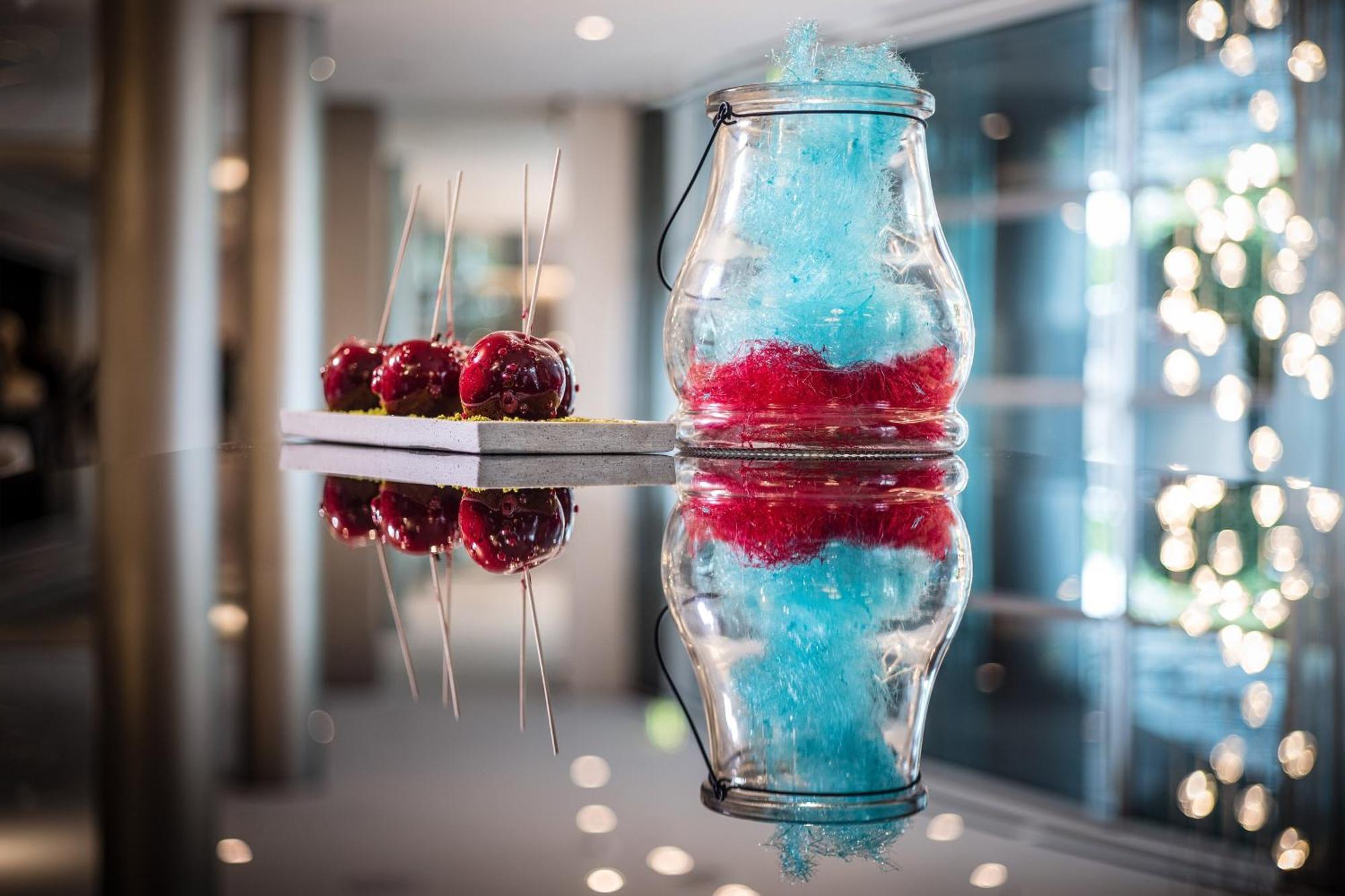 Le Meridien Hamburg Exterior foto A blue and red slushie