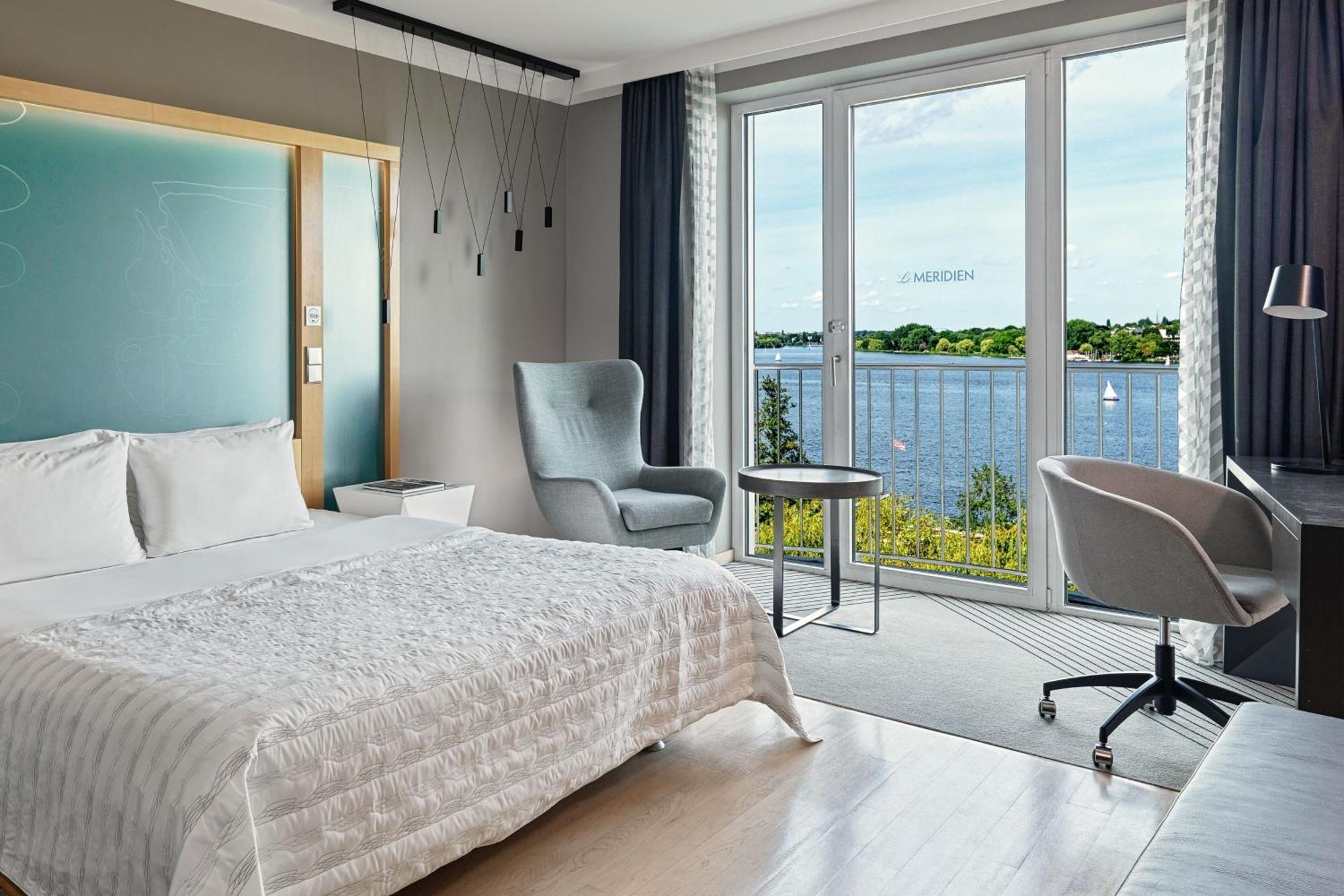 Le Meridien Hamburg Exterior foto A room at the hotel