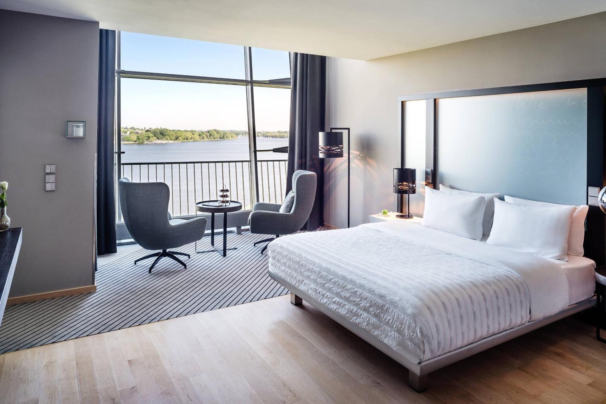Le Meridien Hamburg Exterior foto A guest room at the Westin Riverfront