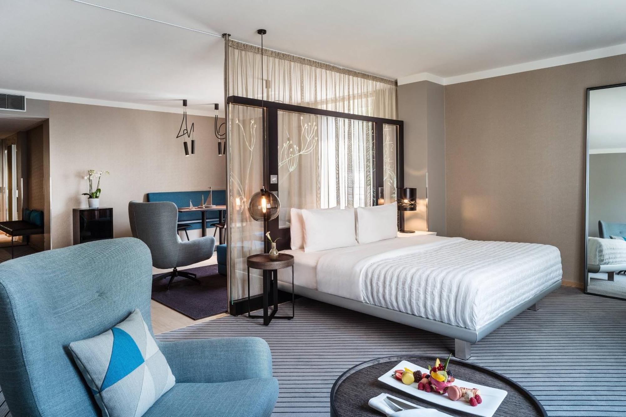 Le Meridien Hamburg Exterior foto A room at the hotel