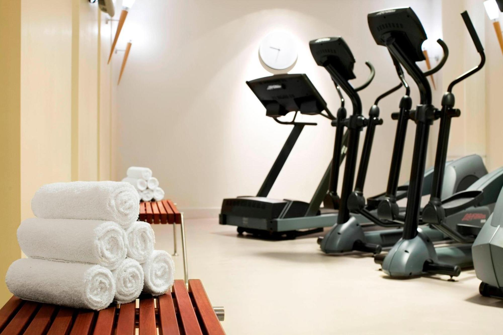 Le Meridien Hamburg Exterior foto Elliptical cross trainer
